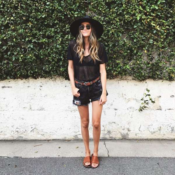 Outfit ideas: all black summer look with camel accessories