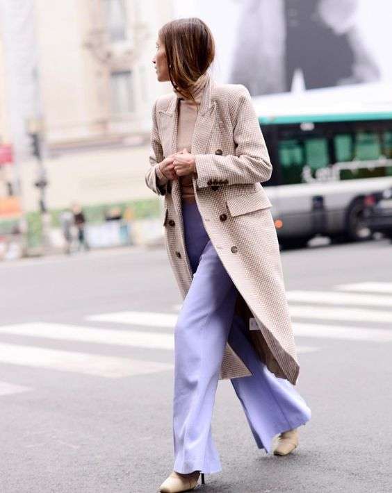 Lavender Outfit Ideas to Try in 2018: We love a great pair of slack. Try lavender slacks with neutrals like a beige turtleneck and coat.