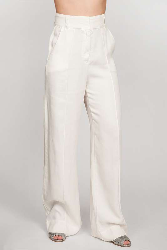 11 Casual Looks that Don't Require your Favorite Pair of Jeans: We love trousers.