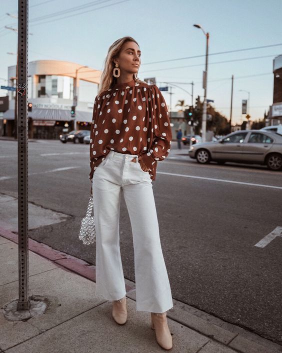 A white jeans outfit with a polka dot top - une femme d'un certain âge